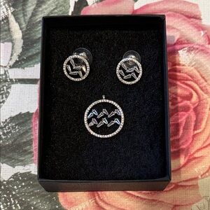 Elegant Silver Jewelry Set Pendant and Matching Earrings